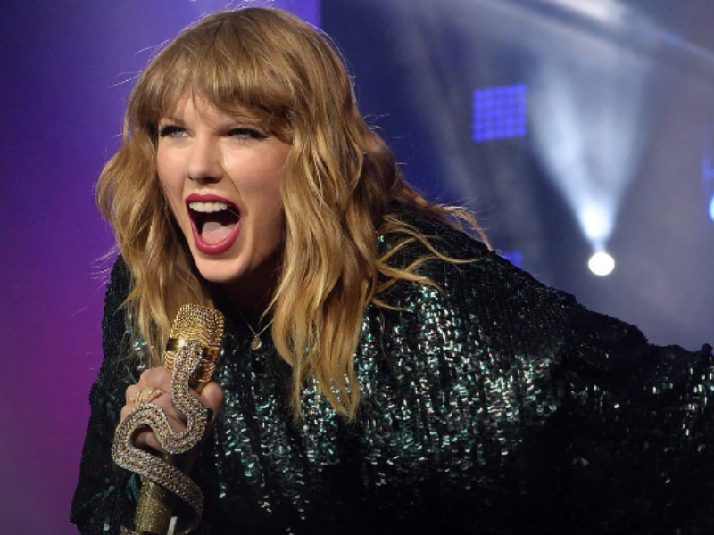 American artist Taylor Swift with a snake microphone