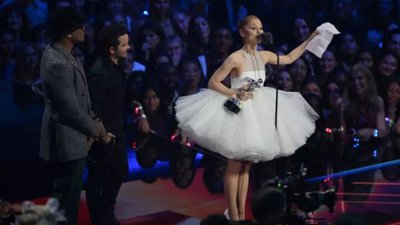 ariana-grande-wins-top-mtv-video-music-award