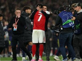 Arsenal manager Mikel Arteta hugs Bukayo Saka