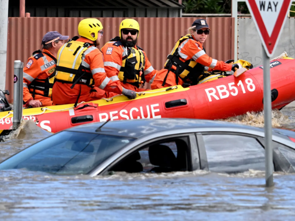 Hundreds rescued after flooding in Australia