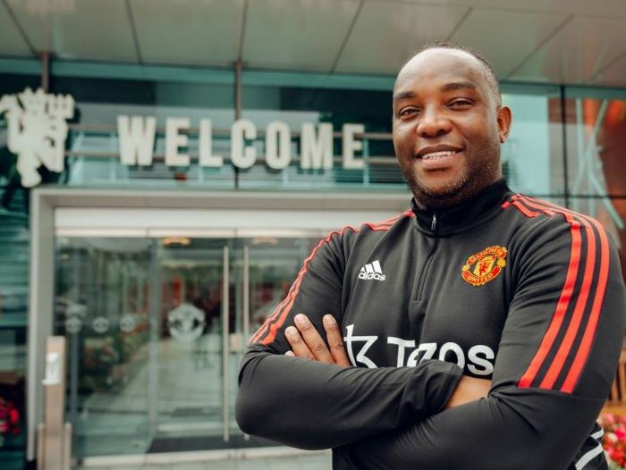 Benni is coaching the players at Manchester United how to be in the 18 area.