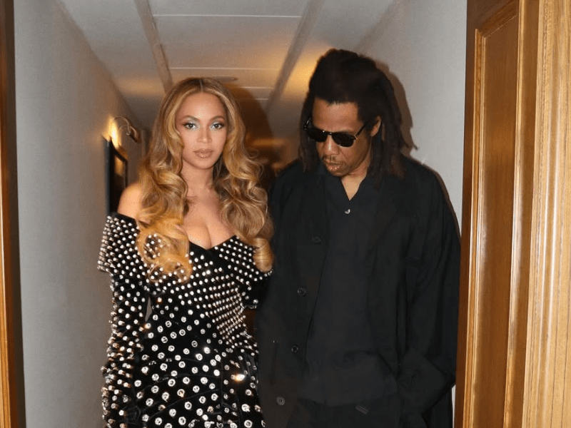 Beyonce and Jay Z posing in a hallway