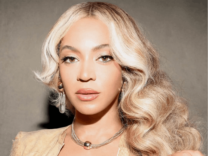 Beyonce wearing her blonde hair in soft waves