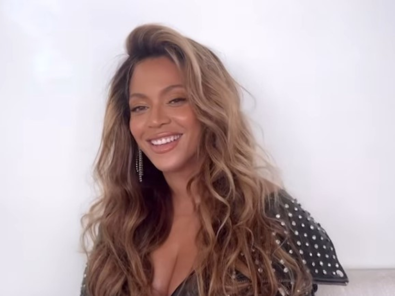 Beyonce with honey blonde hair.png