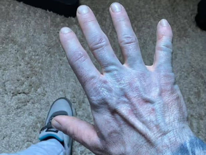 Blue man hand Tommy