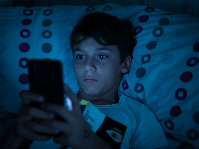 CHILD_ON_PHONE_IN_DARK