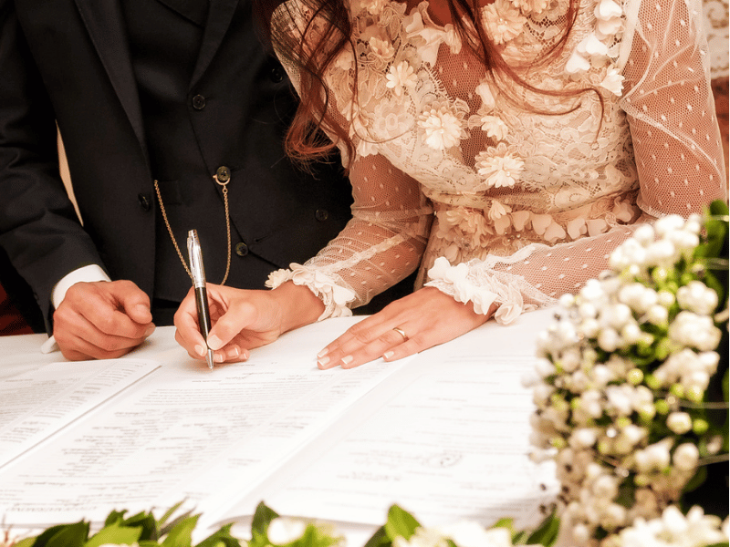 COUPLE_SIGNING_WEDDING_DOCUMENT