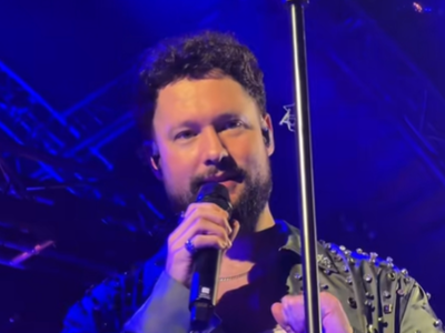 Praying mantis takes the mic at Calum Scott concert