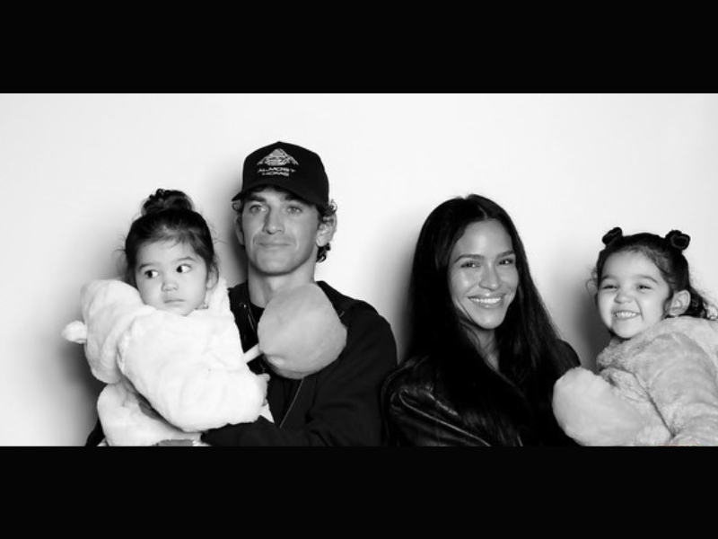Cassie Ventura with her husband and daughters .png