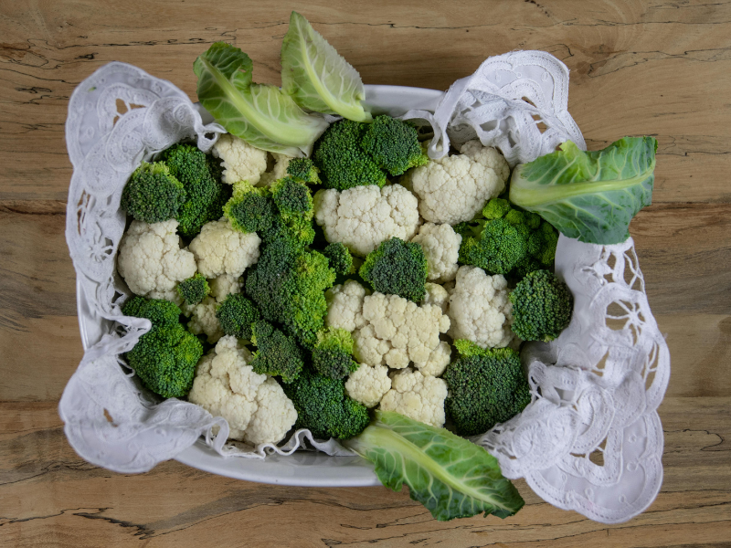 Cauliflower and broccoli in a tray