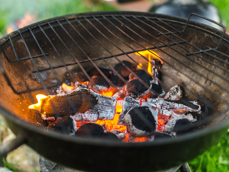 Charcoal is burning in a braaistand