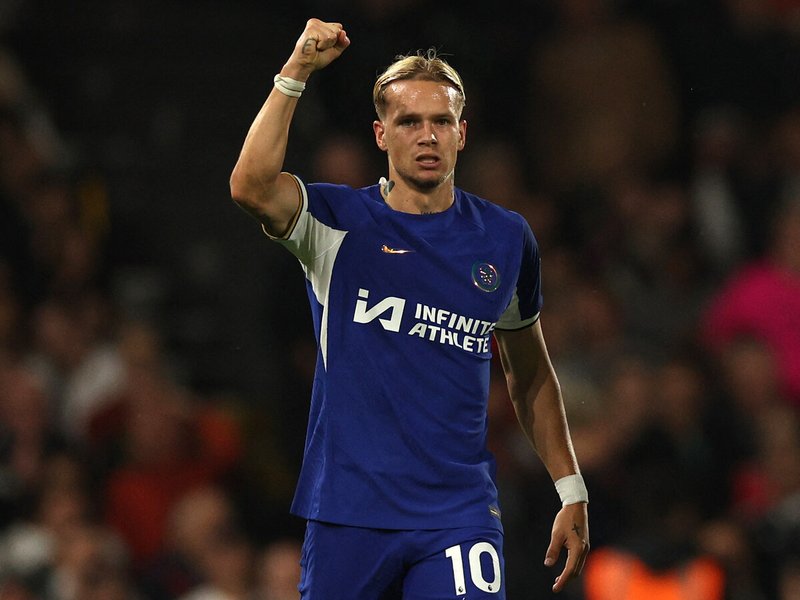 Chelsea's Ukrainian midfielder #10 Mykhailo Mudryk