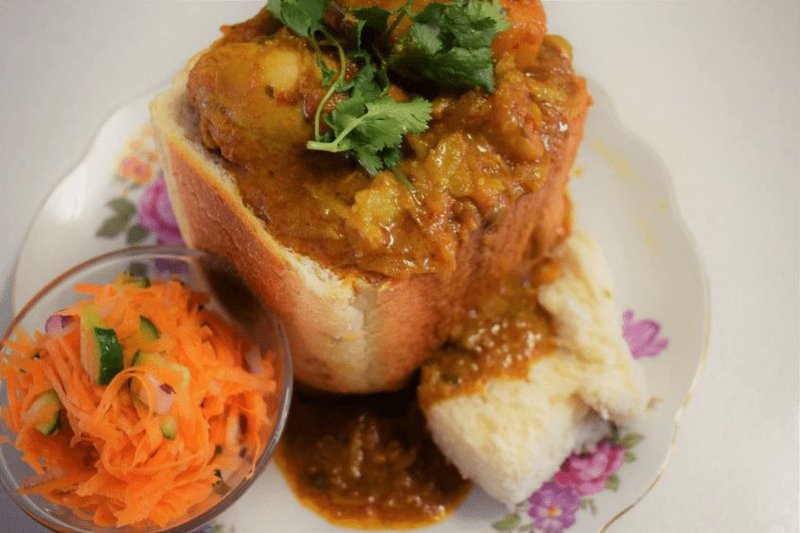 Lekker chicken curry bunny chow - single use only