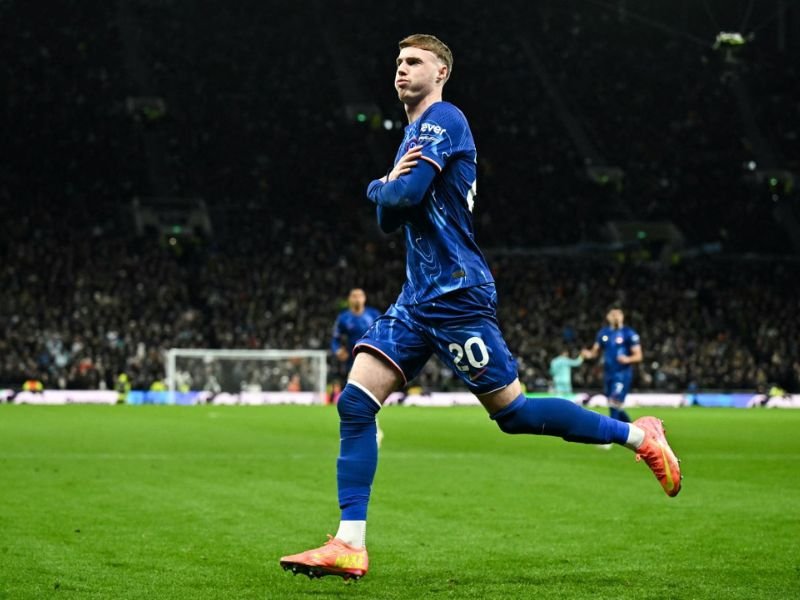 Chelsea English midfielder Cole Palmer celebrates after scoring his team second goal during the English Premier League football match between Tottenham Hotspur and Chelsea
