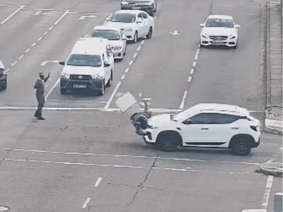 WATCH: Delivery driver hits vehicle after skipping robot