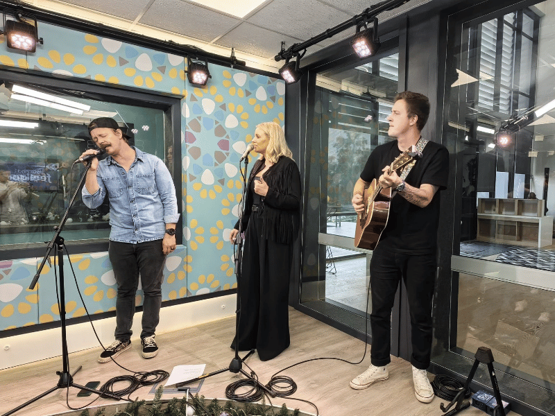 DEMI LEE MOORE AND ROAN ASH FRIDAY LIVE COVER