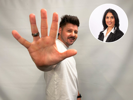 Danny Guselli holding his hand up showing five fingers for five tips