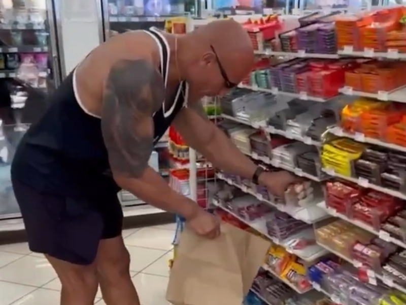 Dwayne Johnson pays for everyone's shopping at a store he used to steal ...