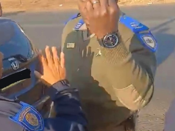 Heated argument with metro police lands Gauteng traffic cop trouble
