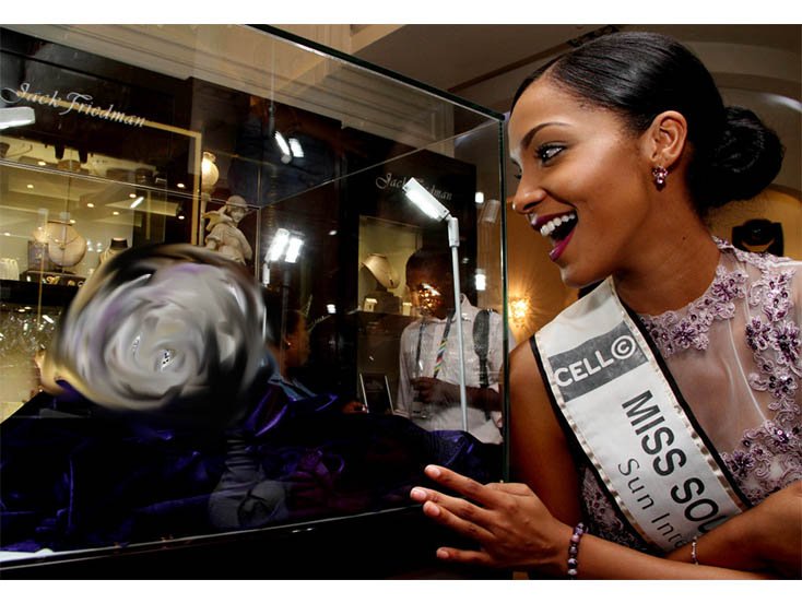 Miss SA with Enhle, the crown