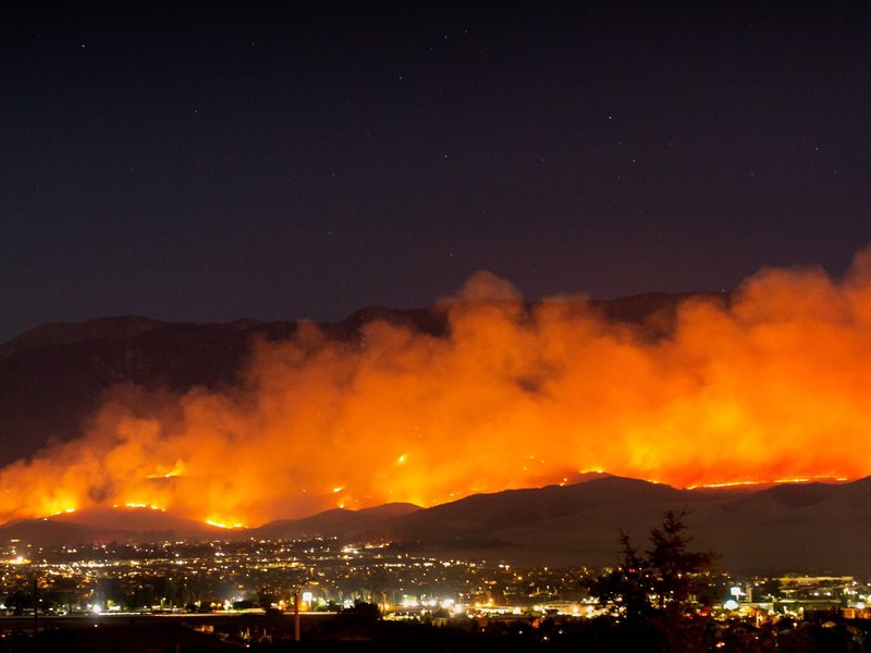 Firefighters struggle to contain blaze in southern California