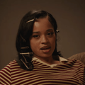 Ella Mai wearing duck bill clips in her hair