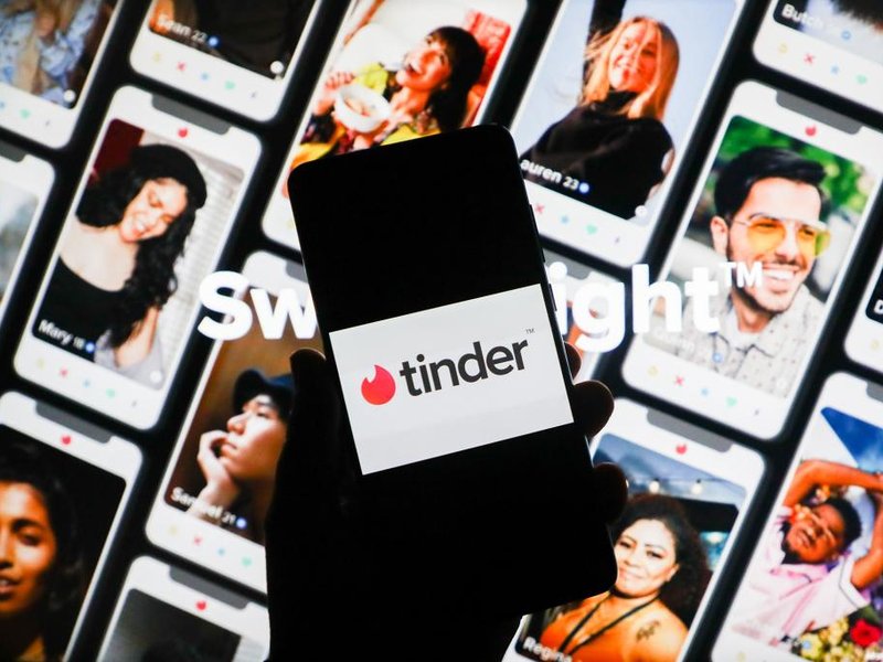 man uses rare concert tickets to get a date on tinder