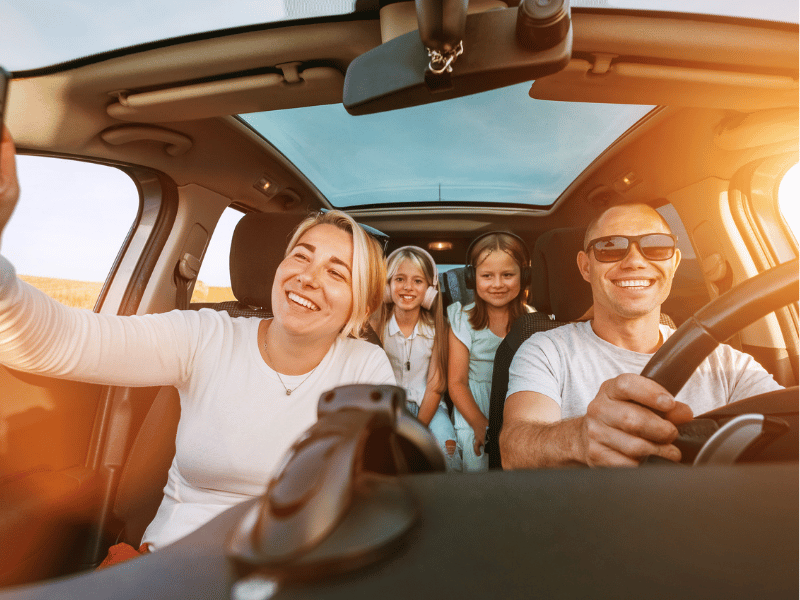 FAMILY_DRIVING_ON_HOLIDAY