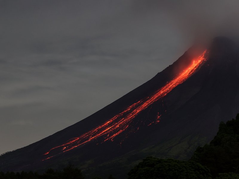 Hundreds flee their homes as Indonesian volcano erupts 2