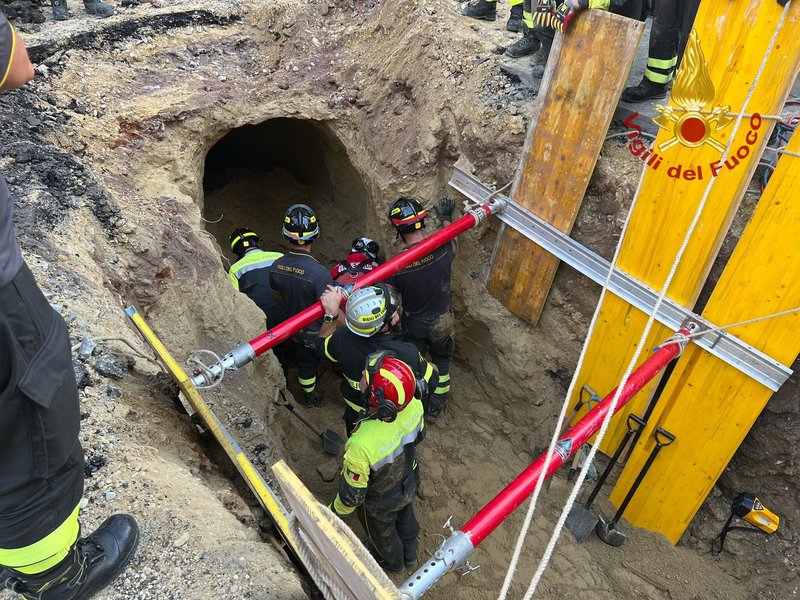 Suspected Rome bank robber foiled by tunnel collapse