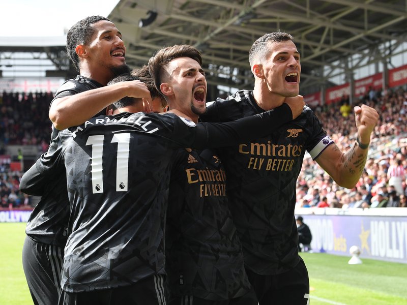 Arsenal beat Brentford to regain Premier League top spot