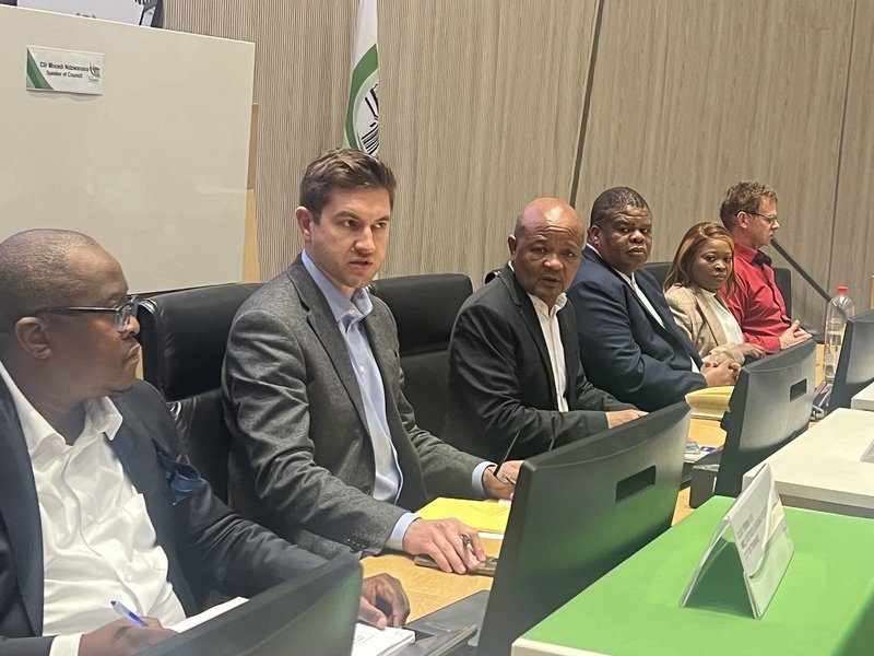 Water and Sanitation Minister Senzo Mchunu and Tshwane mayor Cilliers Brink