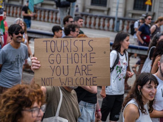 VIDEO: Barcelona protesters are squirting water at tourists