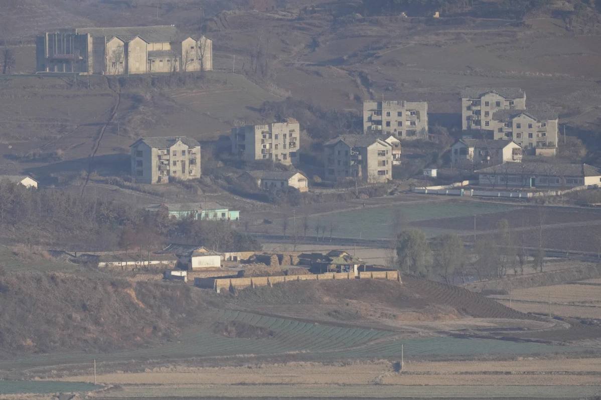Tourists flock to South Korean coffee shop with bizarre view