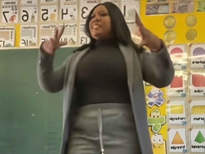Gelda Waterboer singing with her students