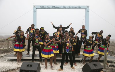 Ndlovu Youth Choir pair up with Master KG for a LIVE performance! - Vimarsana News