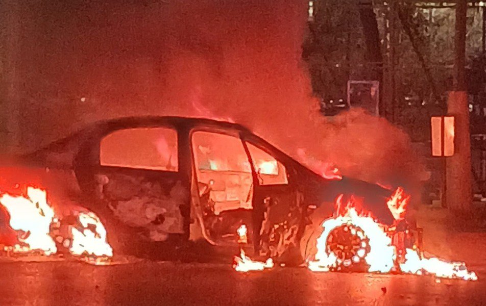 e-Hailing car burning after Taxi violence in Joburg
