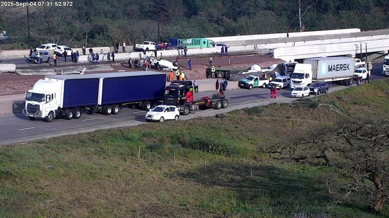 Truck crash behind N3 Cliffdale pileup