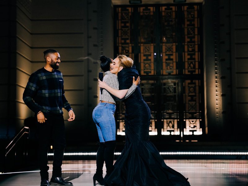 Couple gets engaged in front of Adele