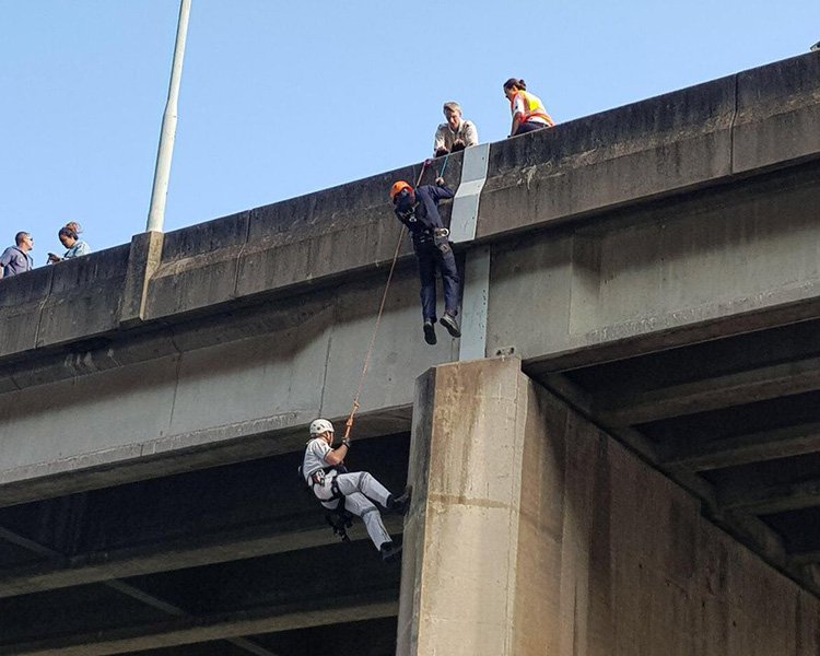 IPSS Rescue going down a rope on Connaught Bridge