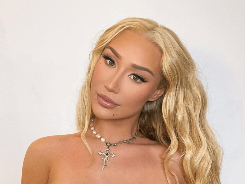 Iggy Azalea with long wavy blonde hair