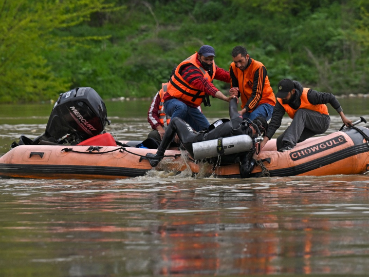 Woman, 5 children dead after boat capsizes in Indian Kashmir