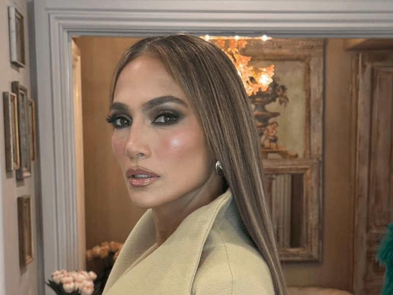 Jennifer Lopez wears a beige coloured coat