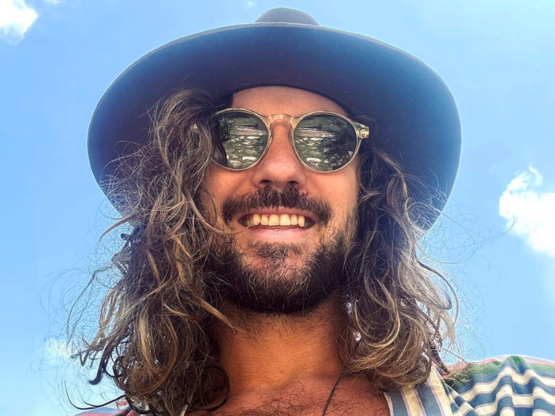 Jeremy Loops wearing a hat and sunglasses