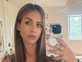 Jessica Alba takes a mirror selfie-min.png