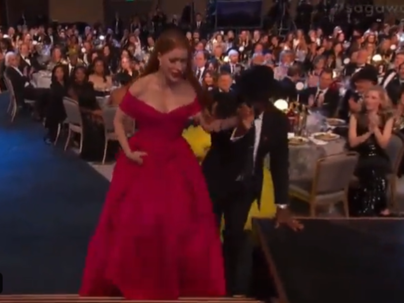 Jessica Chastain walking up to stage with her ballgown