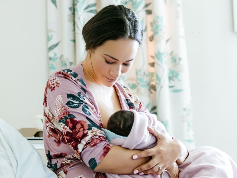 Jo_Ann Strauss breastfeeding her baby/ Instagram