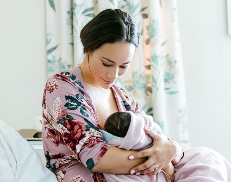 Jo_Ann Strauss breastfeeding her baby/ Instagram