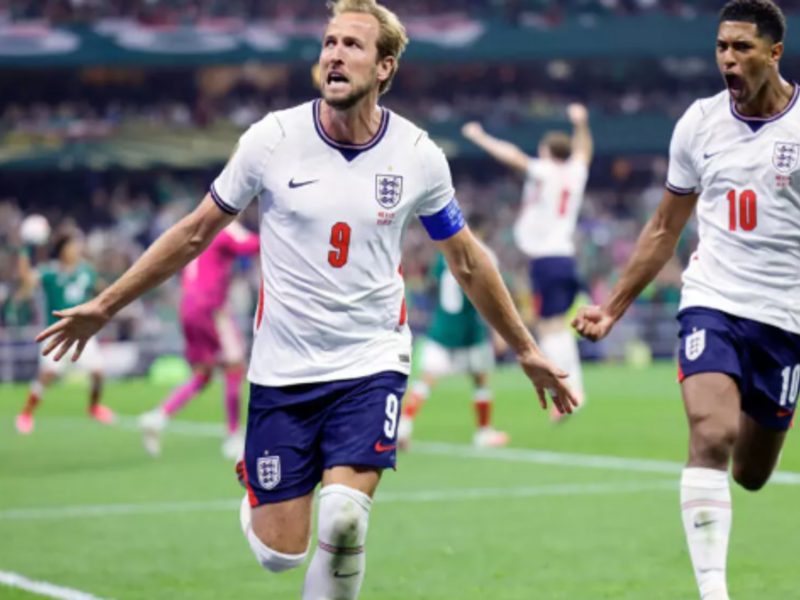 Jude Bellingham congratulates Harry Kane