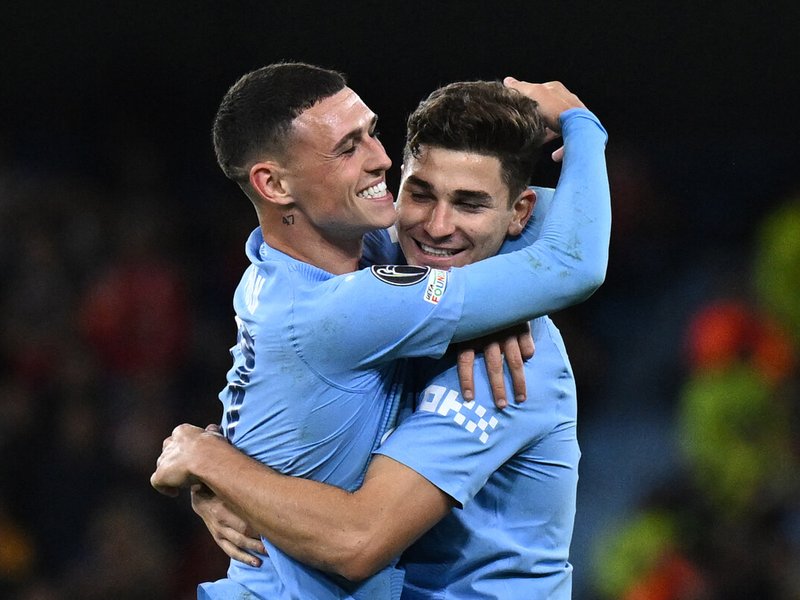 Manchester City's Julian Alvarez (R) celebrates with #47 Phil Foden